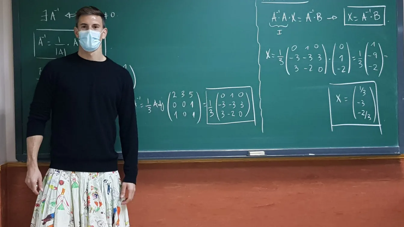 В знак на протест: учители от Испания преподават, облечени с поли