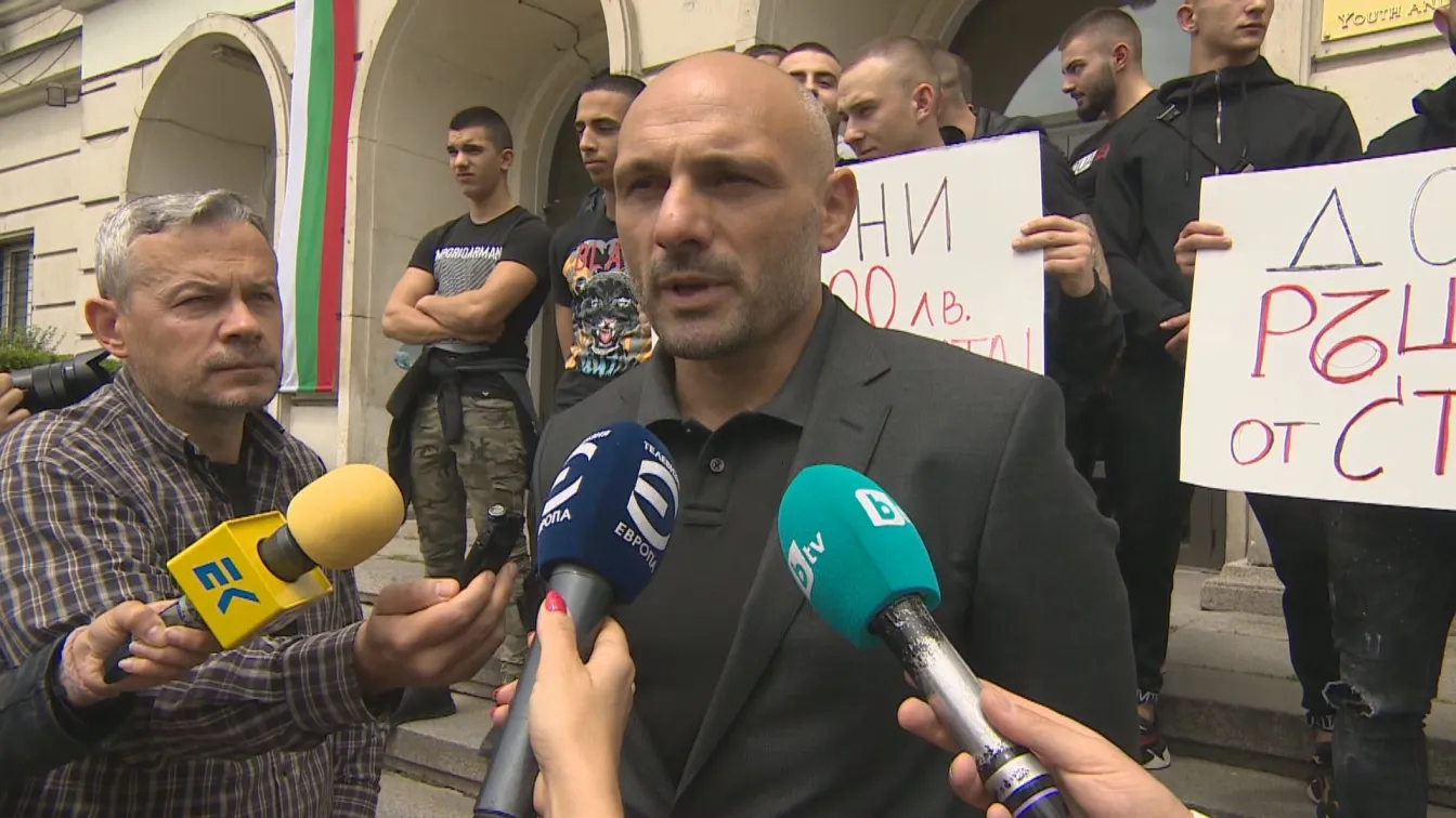 Стъки и ММА бойци отидоха при спортния министър. Извинил им се