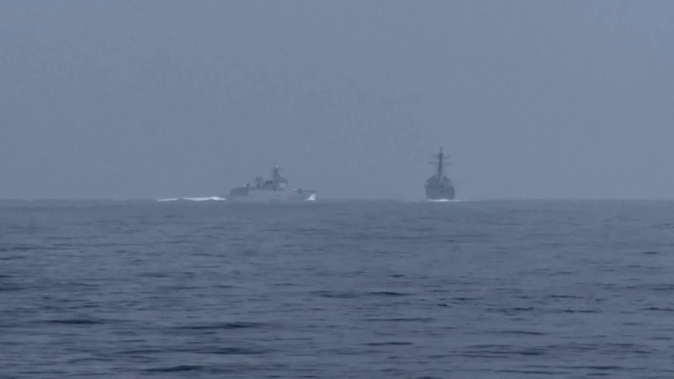 Китайски военен кораб премина по „опасен начин“ до американски разрушител (ВИДЕО)
