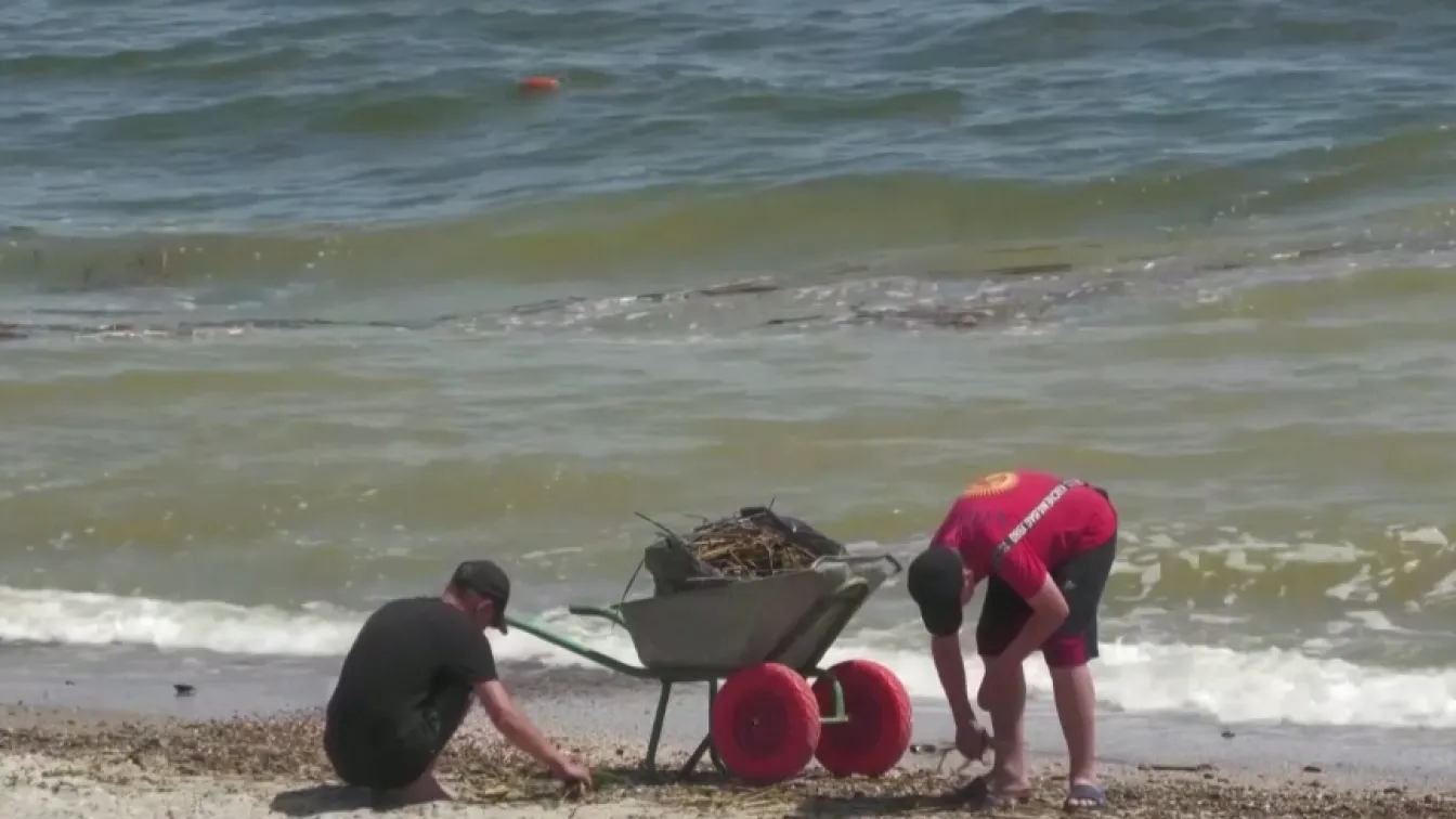 След взрива на „Нова Каховка“: Замърсените води стигнаха Одеса, достъпът до брега е ограничен
