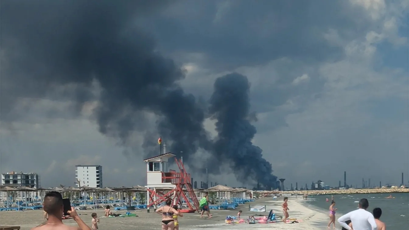 Взрив в петролна рафинерия край Черно море: Двама души пострадаха в Румъния