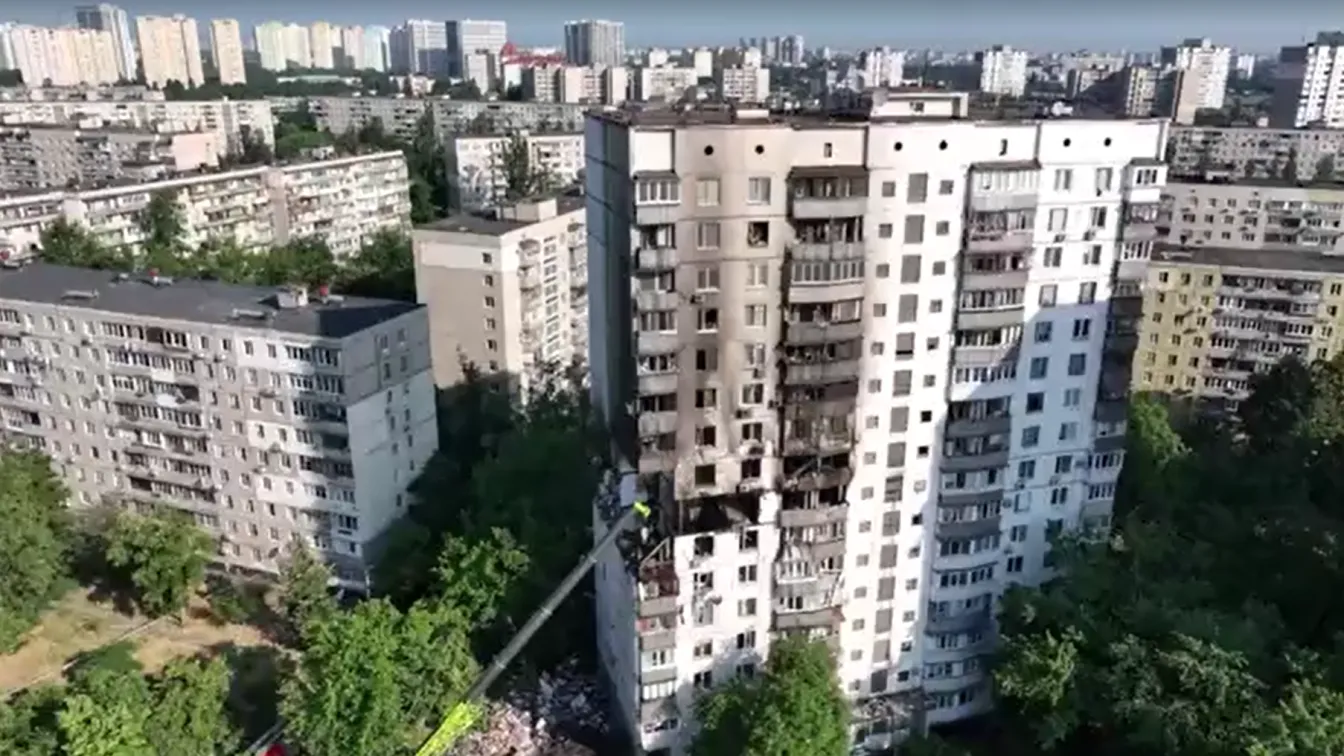 Експлозия в жилищен блок в Киев: Трима загинаха, а 20 са извадени живи от отломките