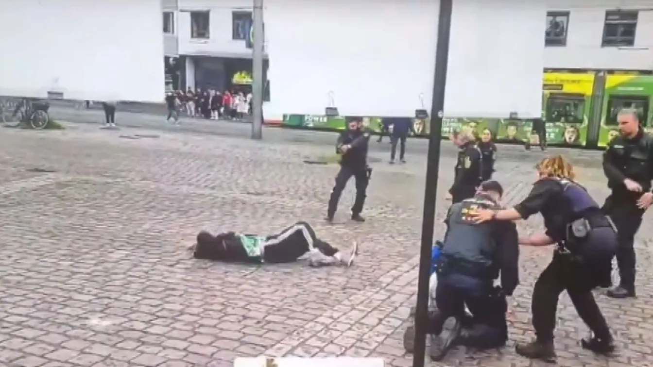 След нападението с нож на митинг в Германия: Раненият полицай е в кома (ВИДЕО)