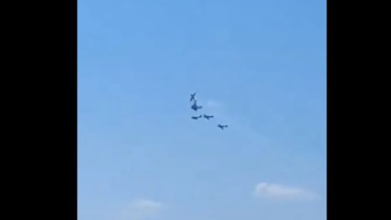 Два самолета се удариха по време на авиошоу, единият пилот е загинал (ВИДЕО)