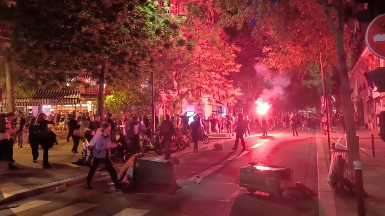 С факли в ръце: Протест във Франция заради победата на крайната десница (ГАЛЕРИЯ)
