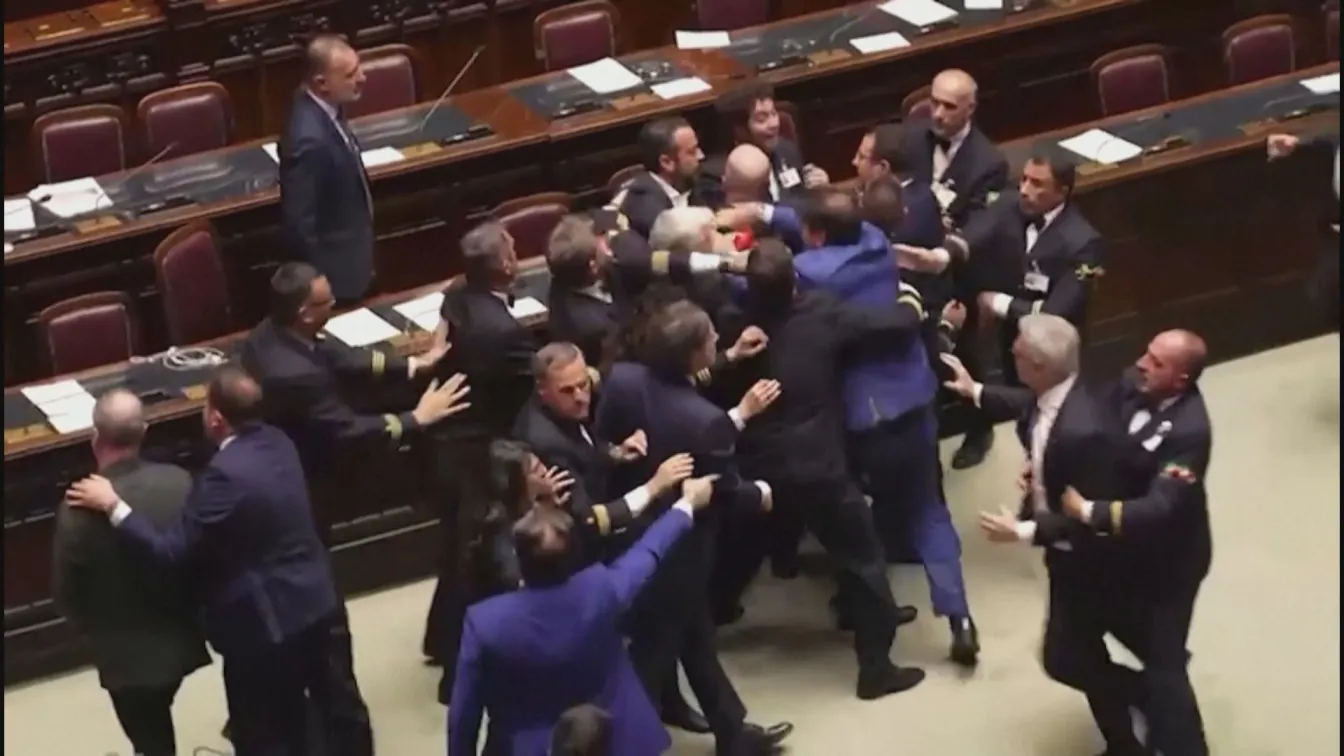 Скандал в парламент: Депутат напусна залата в инвалидна количка (ВИДЕО)