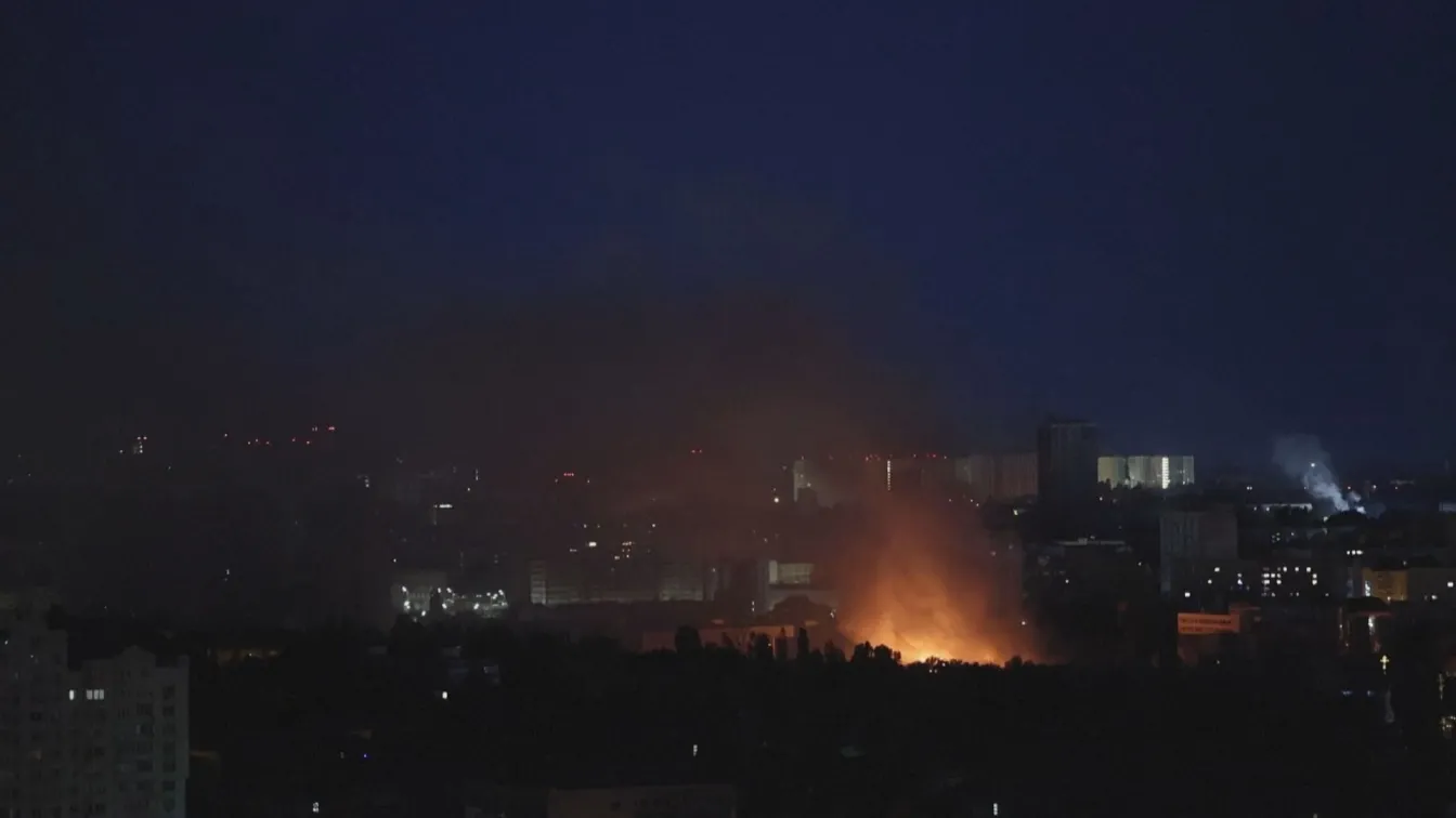 Руска атака срещу Киев взе жертви и причини пожари (ВИДЕО)