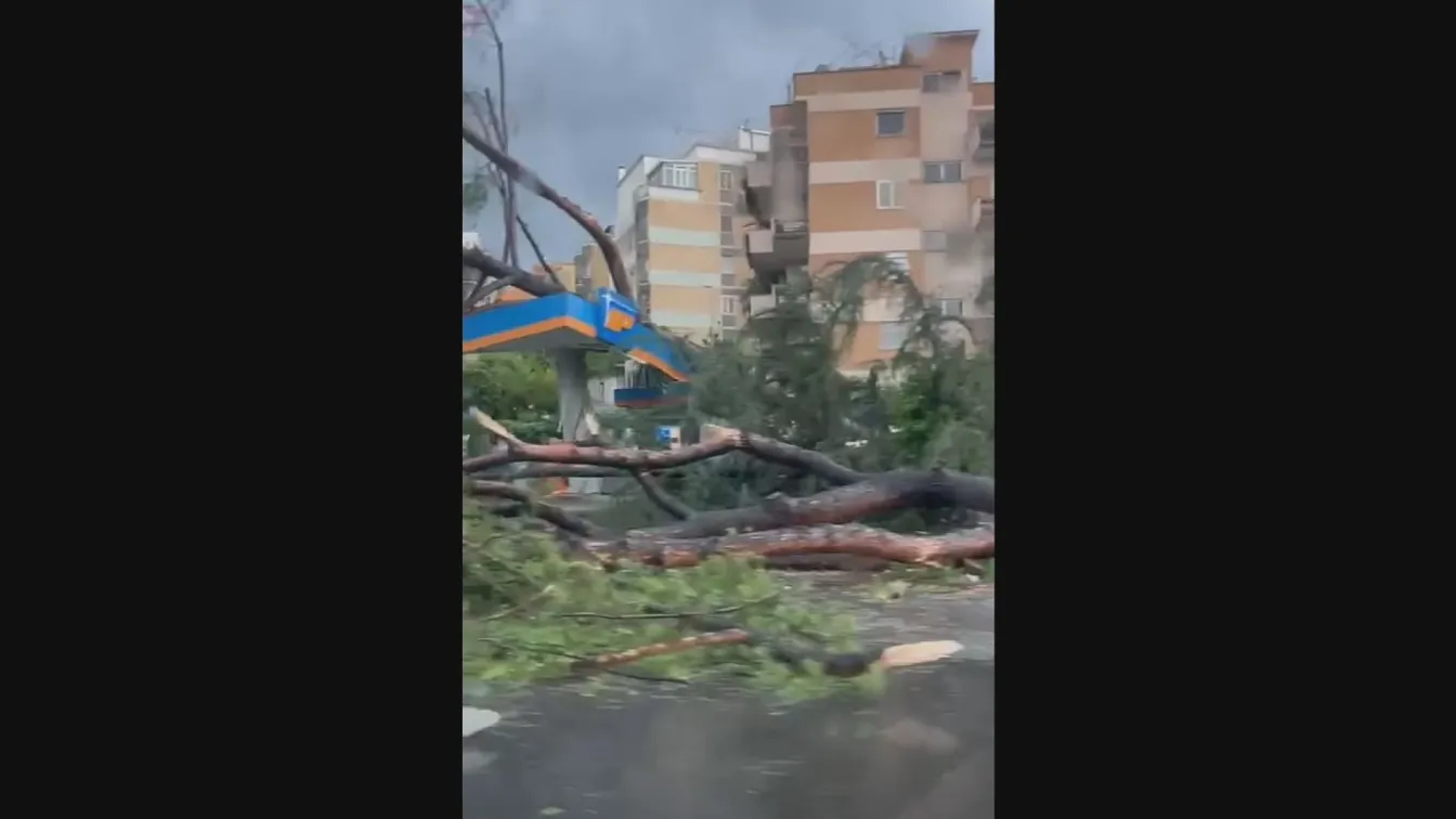 Торнадо премина през североизточните райони на Рим (ВИДЕО)