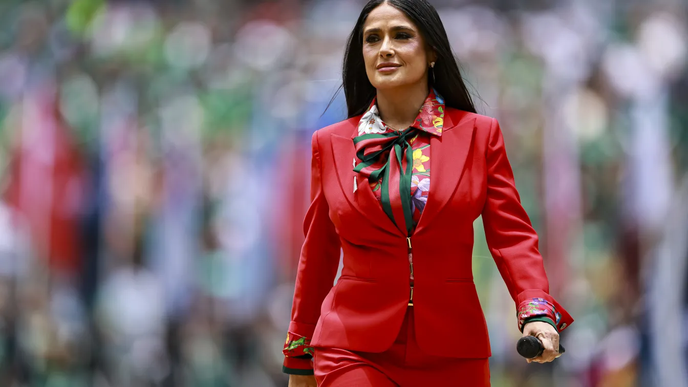 Gucci в цветовете на мексиканското знаме: Салма Хайек зашемети с визия на Мондиал 2026! (СНИМКИ)