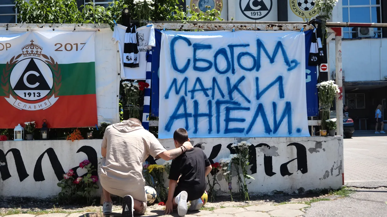 В памет на загиналите деца: Отрупаха с цветя стадиона на Славия