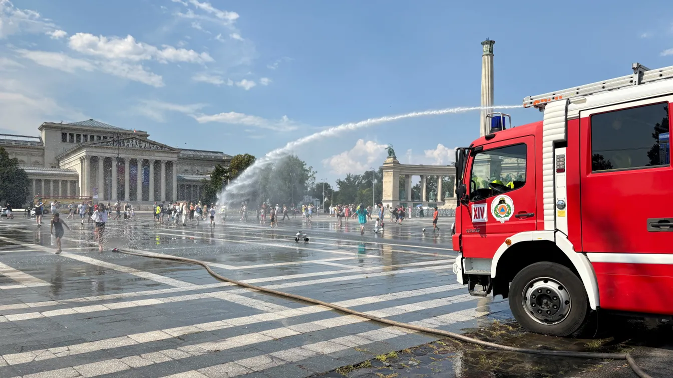 Рекордни жеги в Унгария: Температурата достигна 42°C, пожарникари пръскат с вода граждани в Будапеща