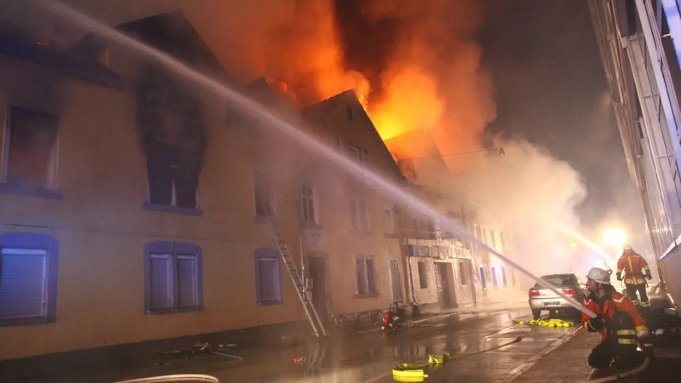 Пожар в 7-етажна сграда край Париж взе три жертви