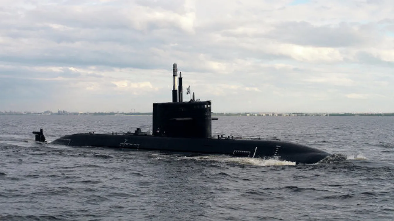 Руска подводница изплува край бреговете на Франция 