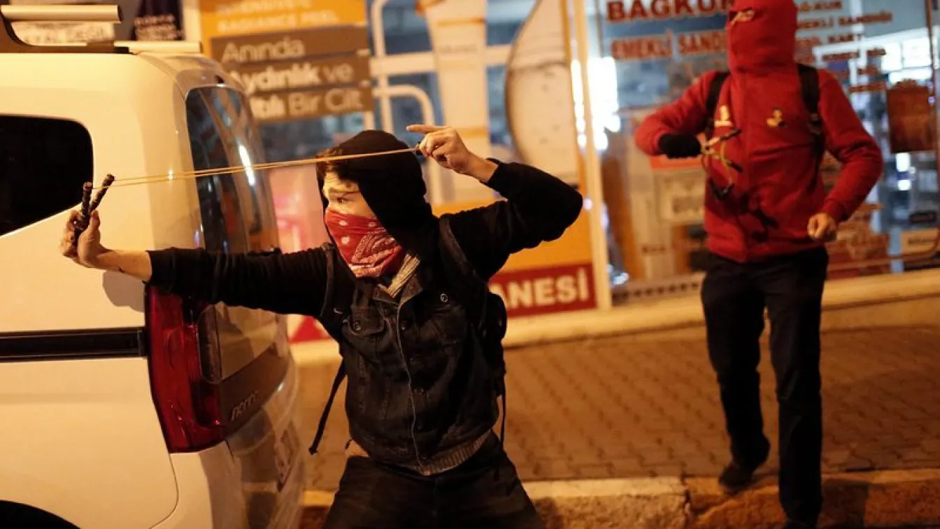 Нови сблъсъци с полицията на протест срещу корупцията в Истанбул