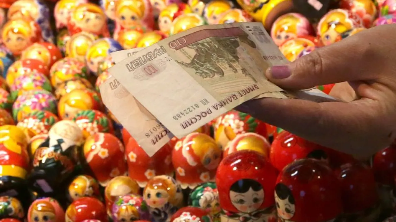 Падането на рублата се дължало на политиката на Федералния резерв на САЩ