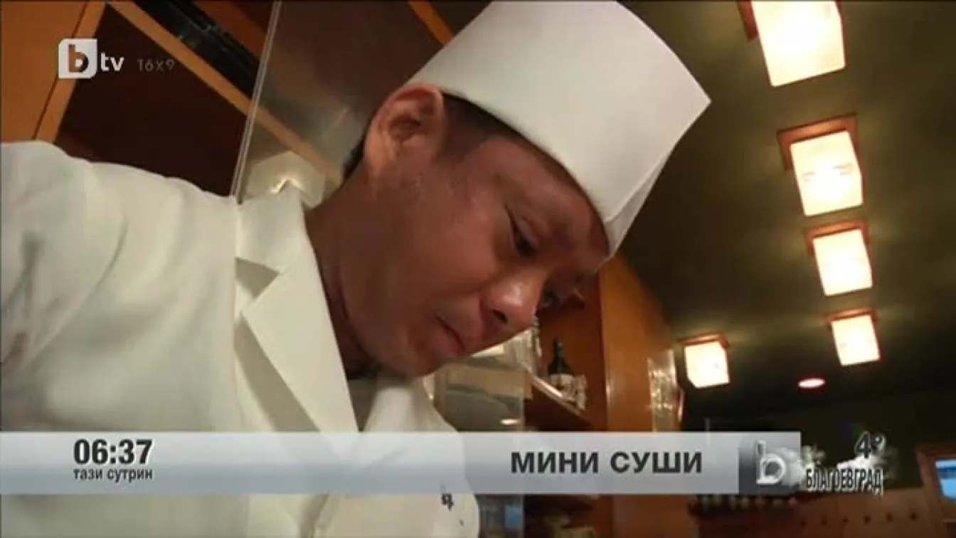 Японски готвач приготвя мини суши