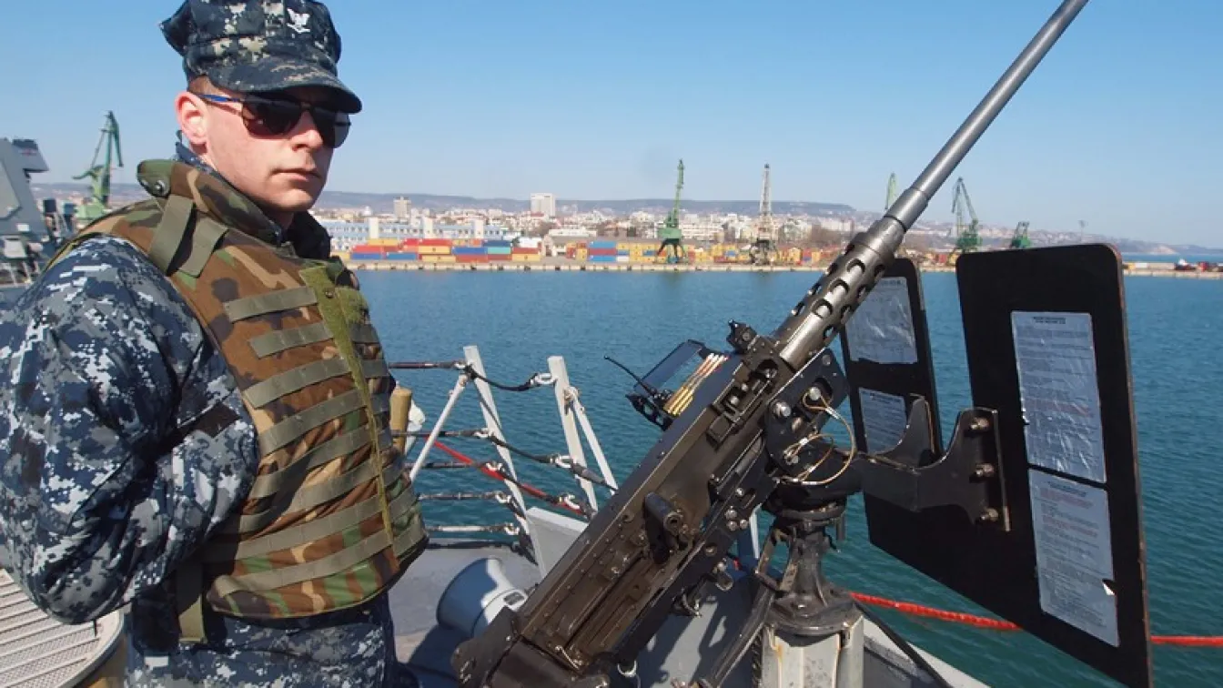 Американски есминец влиза в Черно море