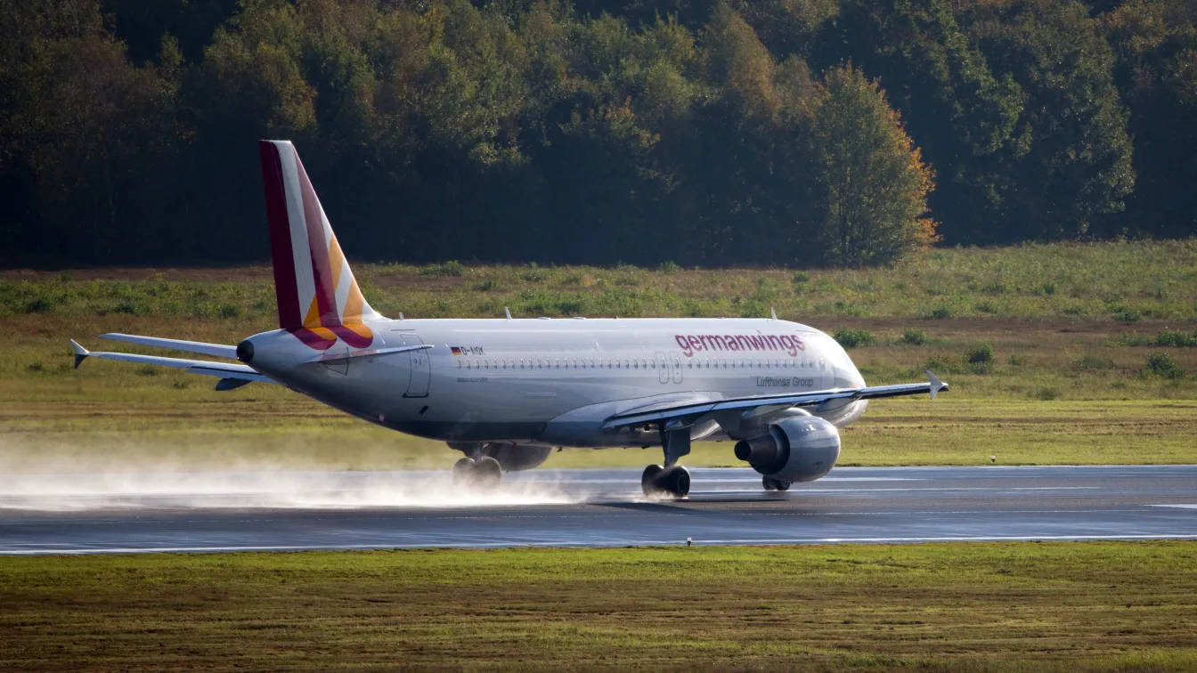 Самолет на Germanwings със 150 души на борда се разби в Южна Франция