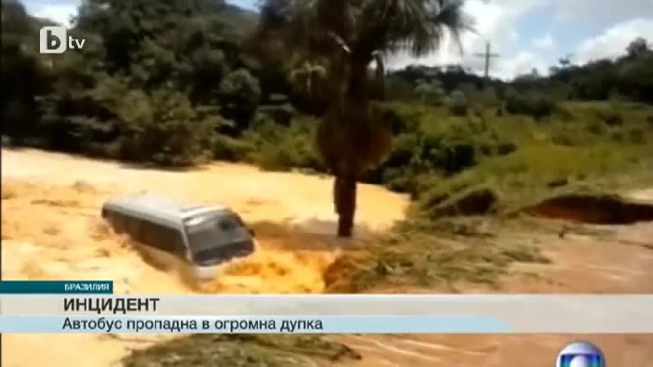 Около 20 пътници оцеляха по чудо, след като река погълна автобуса им