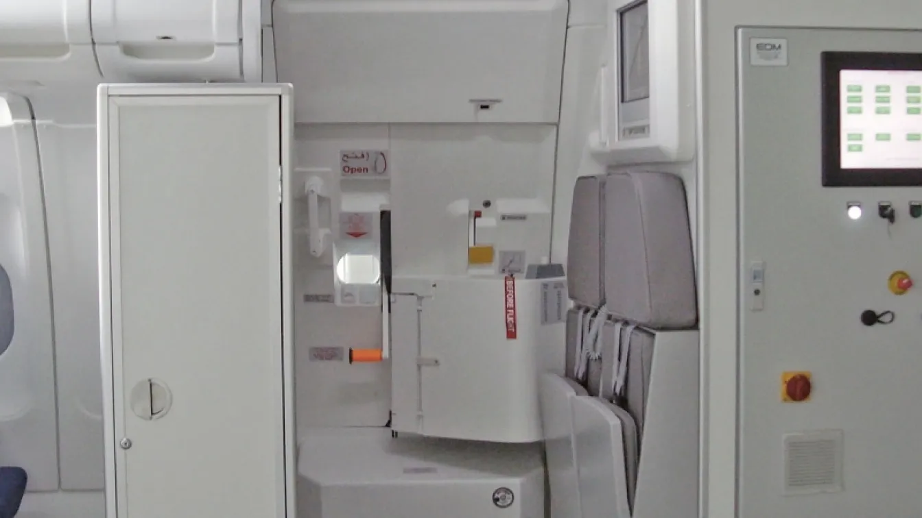 Защо пилотът на Germanwings остана извън кабината?