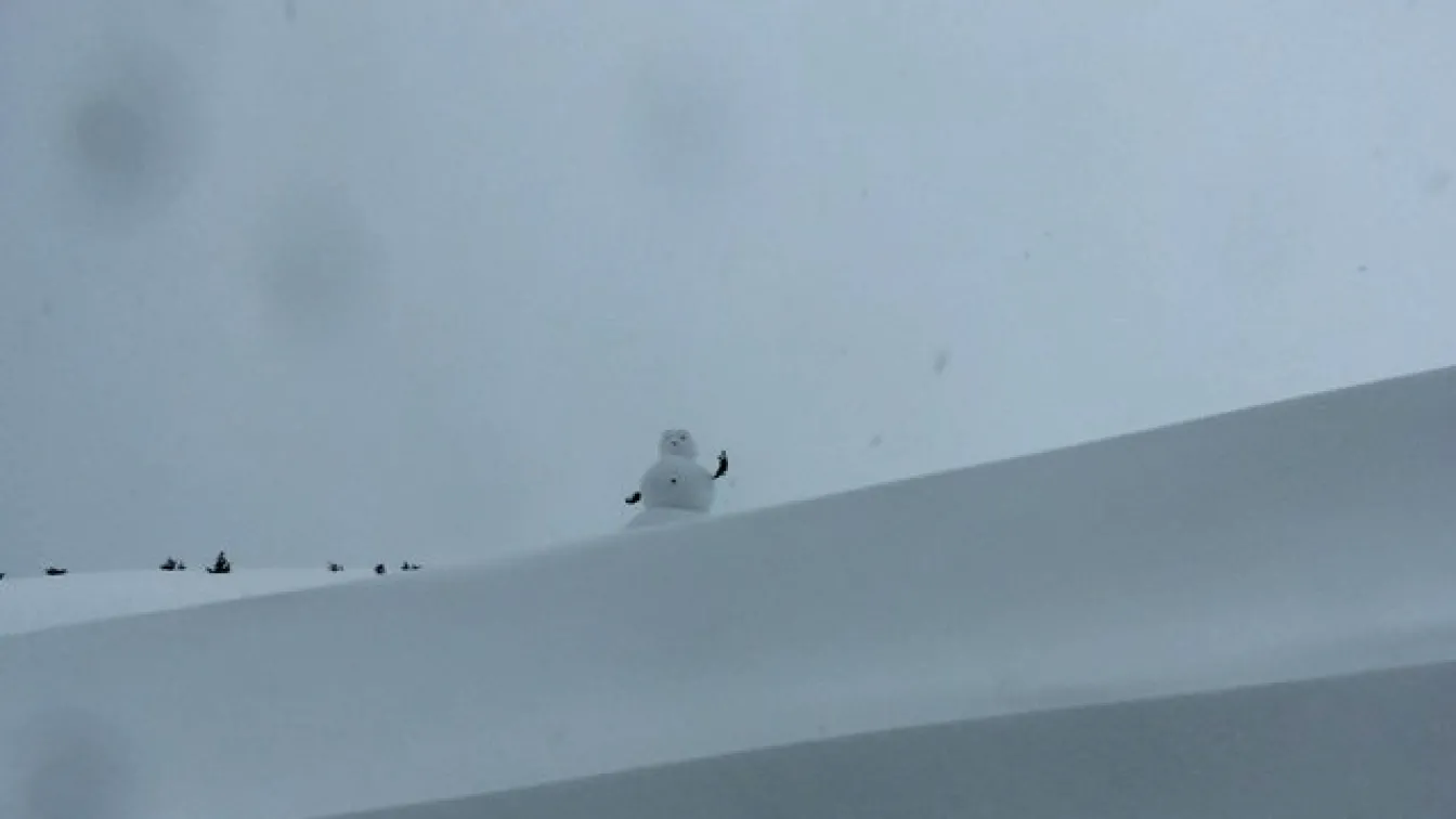 Снежко в преспите пред хижа 