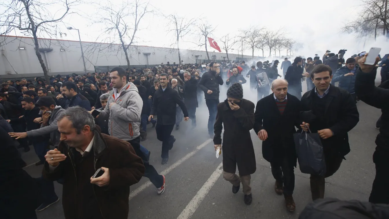 Турската полиция се окопа в редакцията на опозиционен вестник (СНИМКИ)