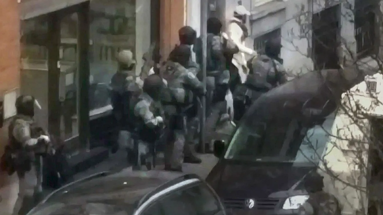 Близки на загиналите в парижките атентати призоваха към опазване живота на Абдеслам