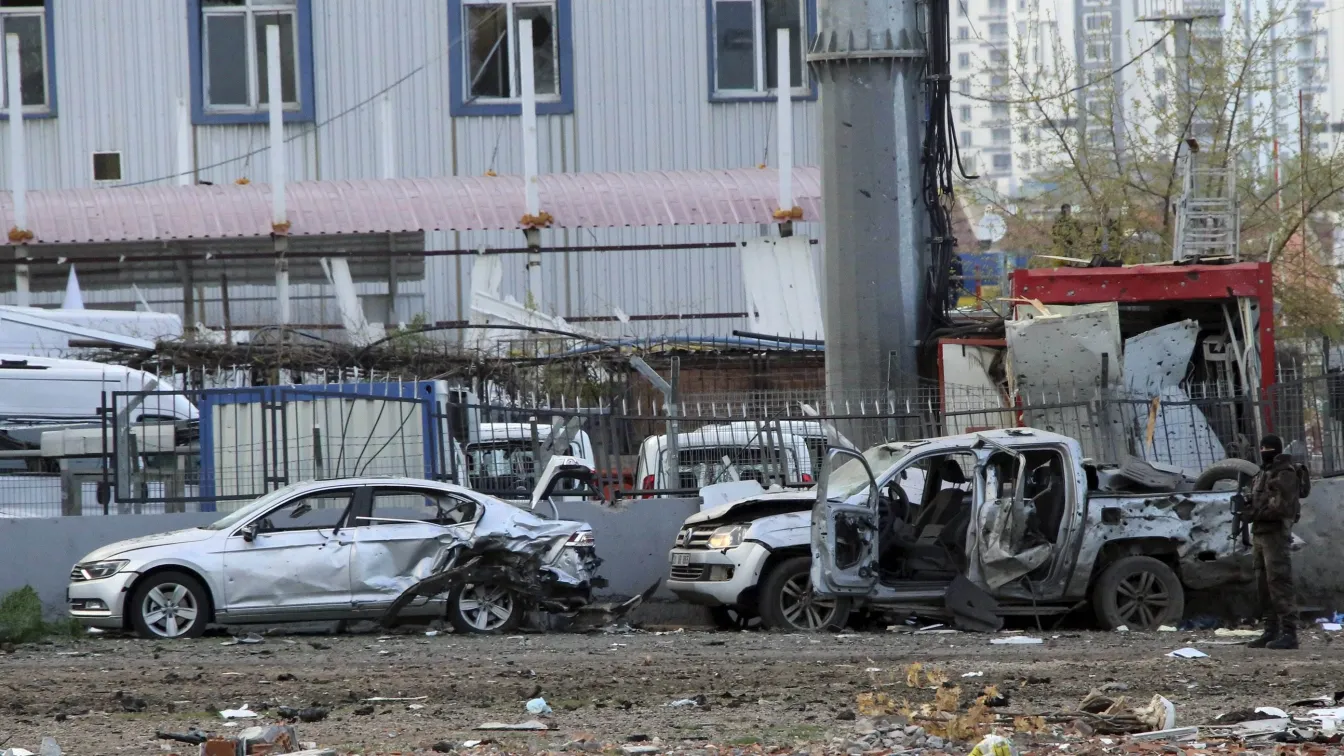 7 турски полицаи загинаха при взрив в Диарбекир (ВИДЕО)