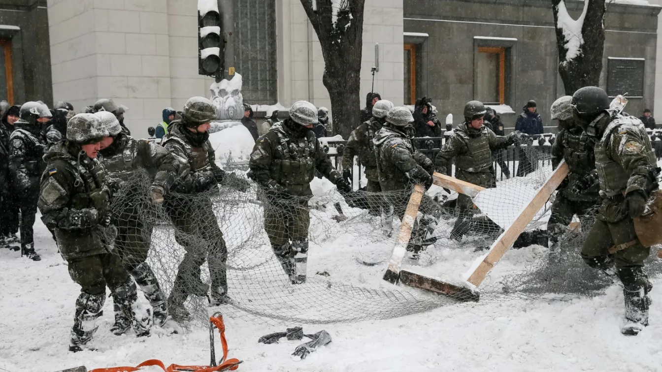 Полицаи разтуриха протестен лагер в Киев, има ранени и десетки арестувани