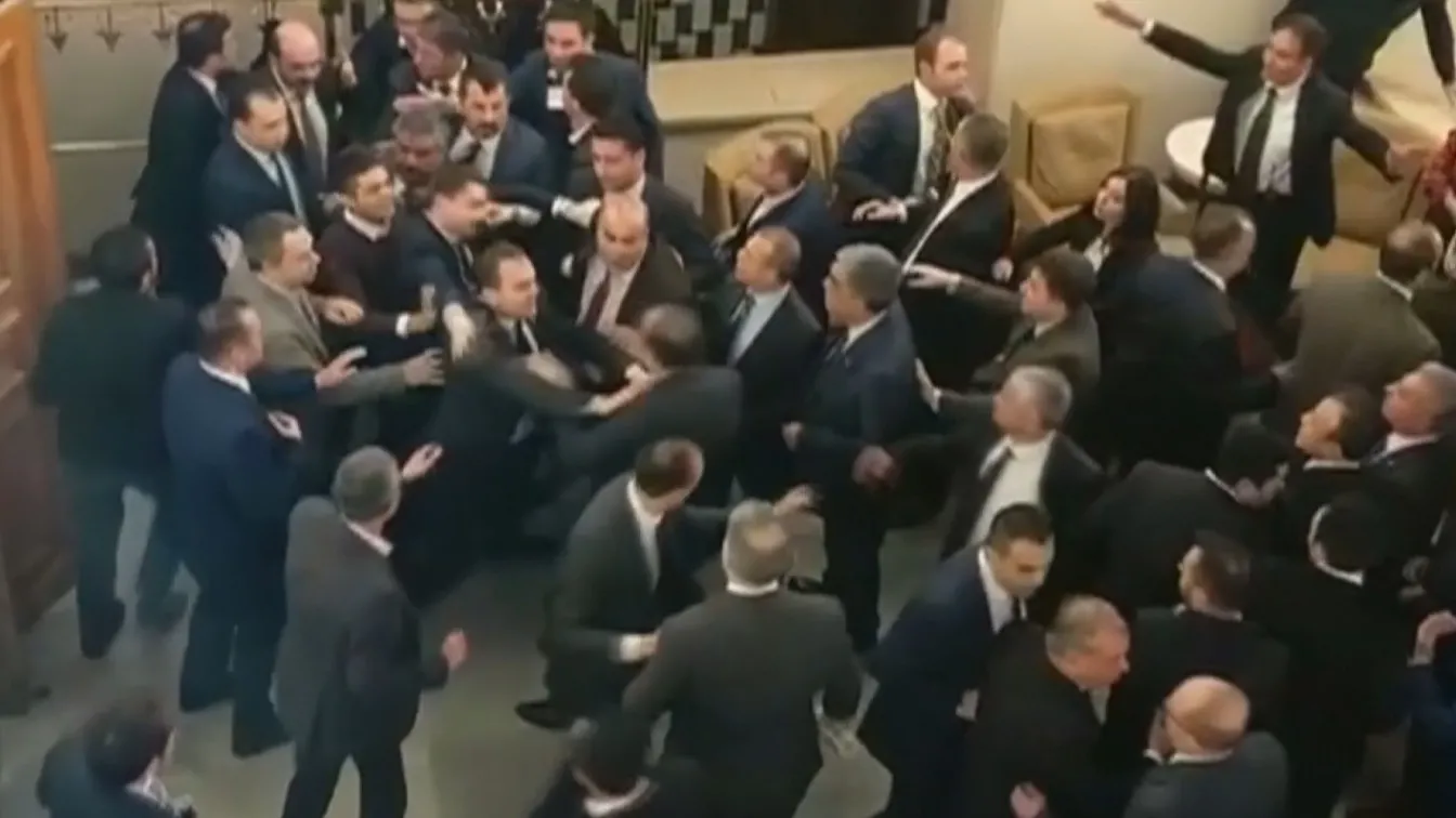 Турски депутати се биха в парламента
