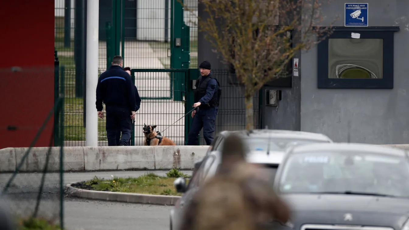 Надзиратели във Франция блокират затвори в знак на протест 