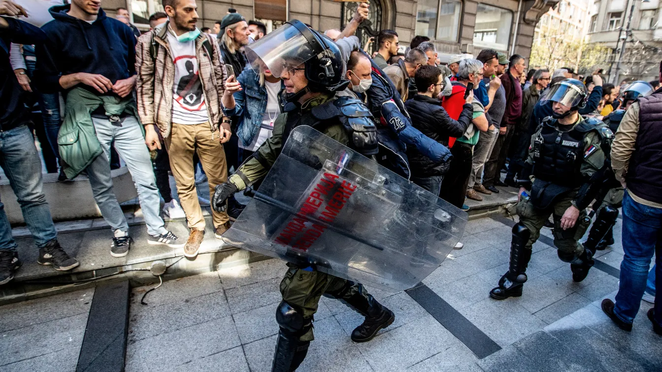 Протестиращи студенти блокираха движението в центъра на Белград 