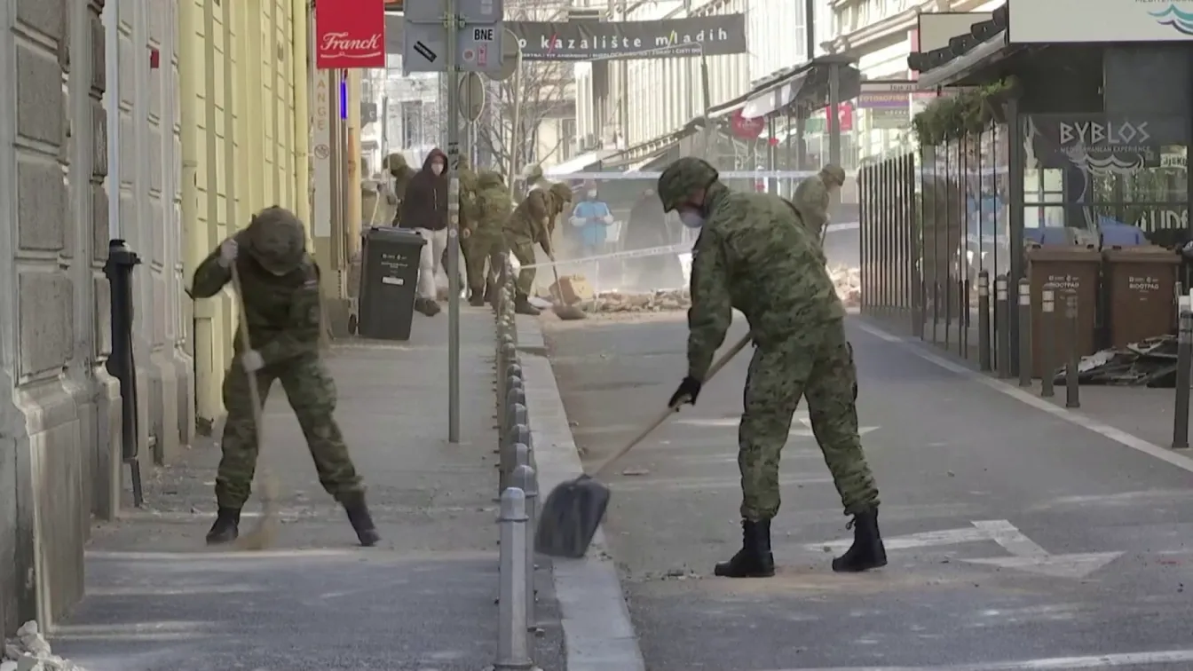 След силния трус в Хърватия: Военни се включиха в разчистването на пораженията