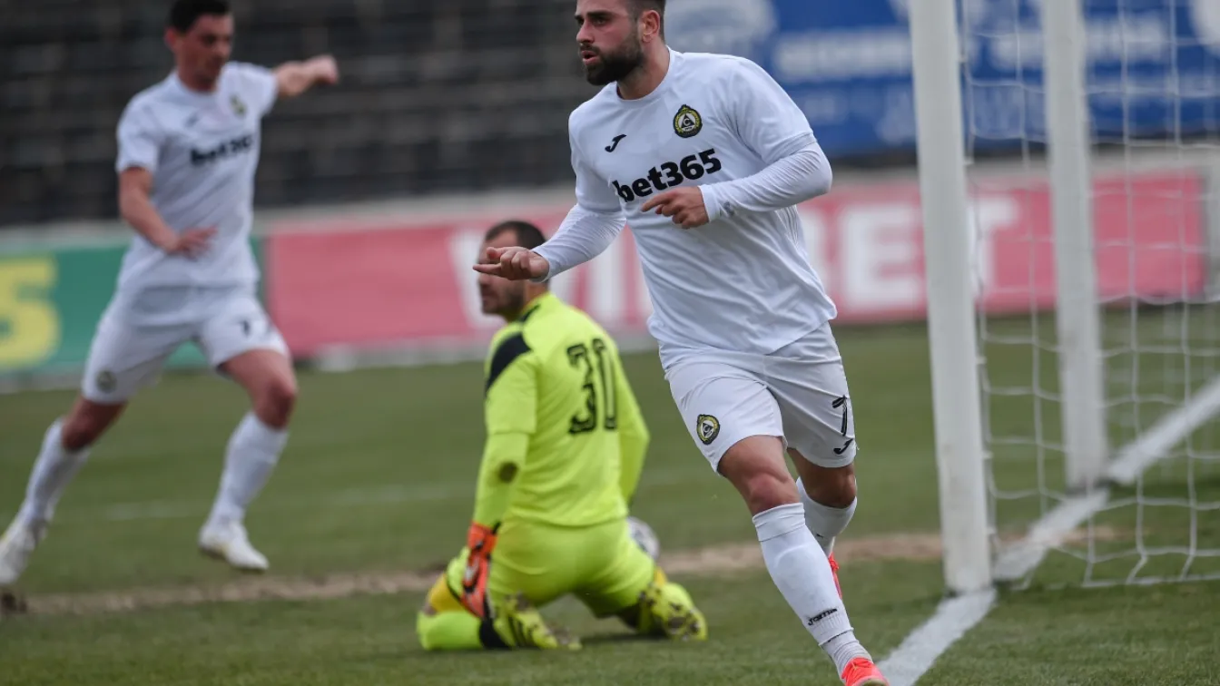 Австралиец донесе трите точки за 