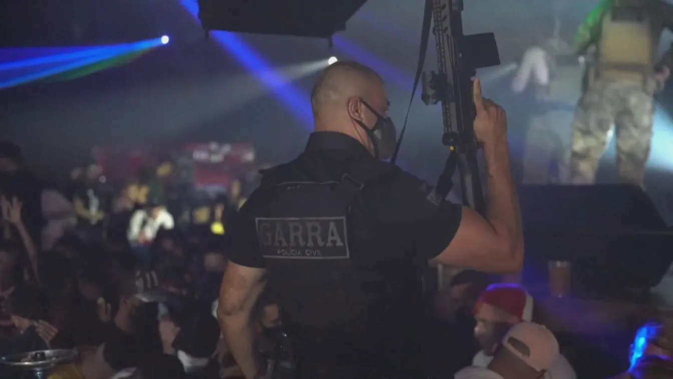 С пушки и брадви: Бразилската полиция разби мащабно тайно парти (ВИДЕО)