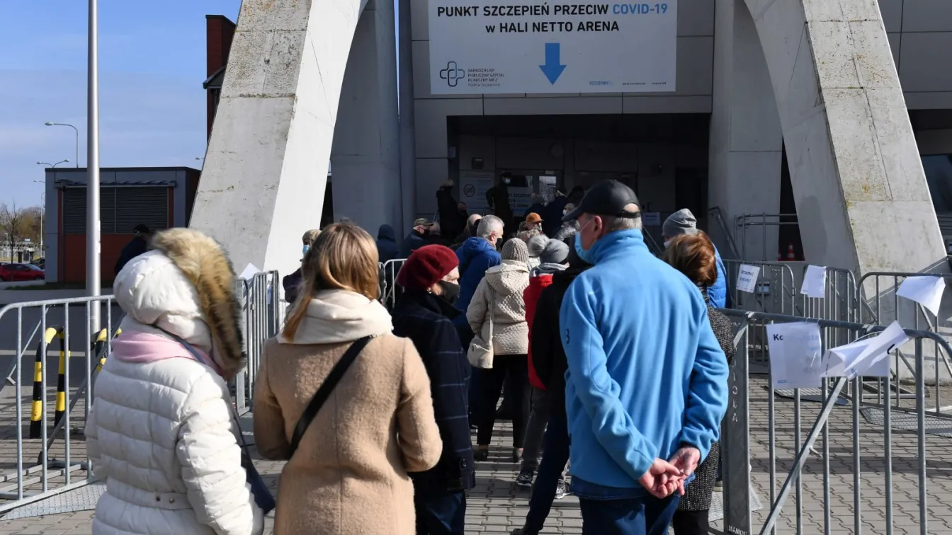 Полша съобщи за над 600 починали с COVID-19 за ден, Унгария - за над 300