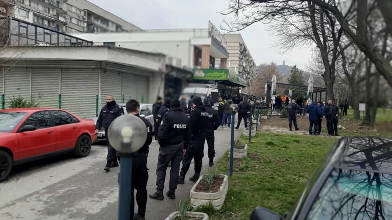 Проверяват десетки фенове на 