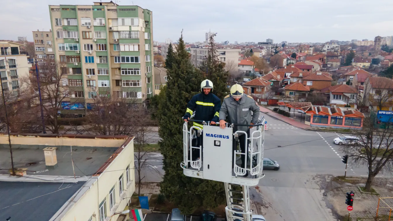 Футболната звезда Бето зарадва български пожарникари и децата им