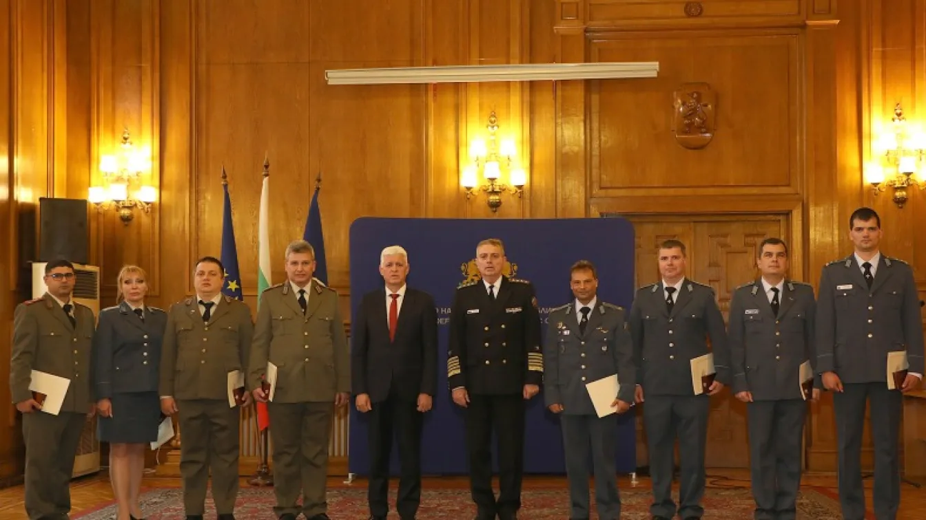 Димитър Стоянов награди военни, помагали след земетресението в Турция