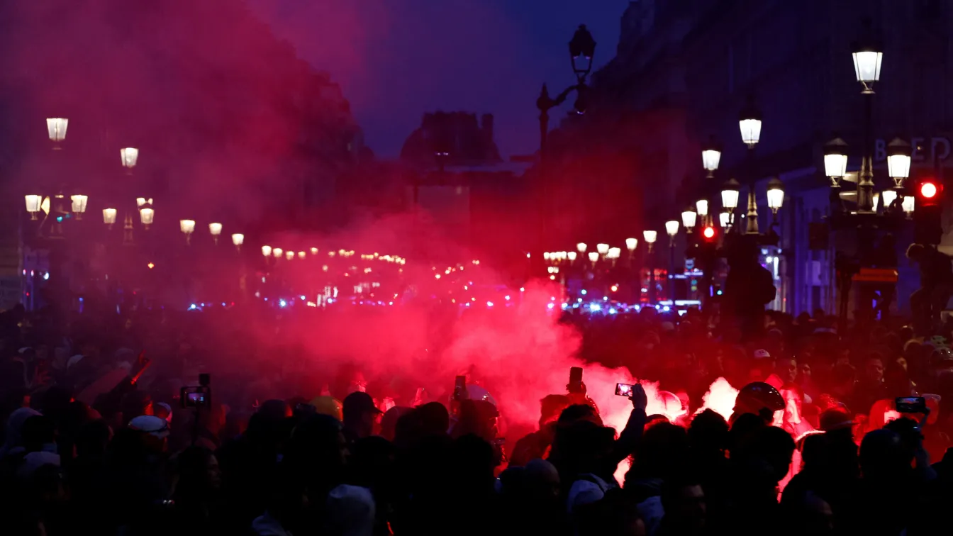 Масови протести във Франция: Подпалиха кметството в Бордо