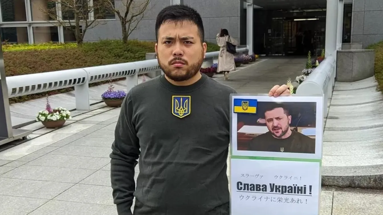 Студент се облече като Володимир Зеленски на дипломирането си