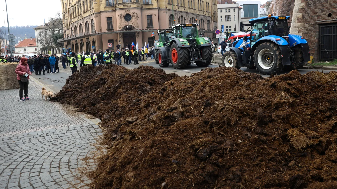 Протест на фермерите в Чехия: Блокирани улици и хвърлена тор пред правителствени сгради