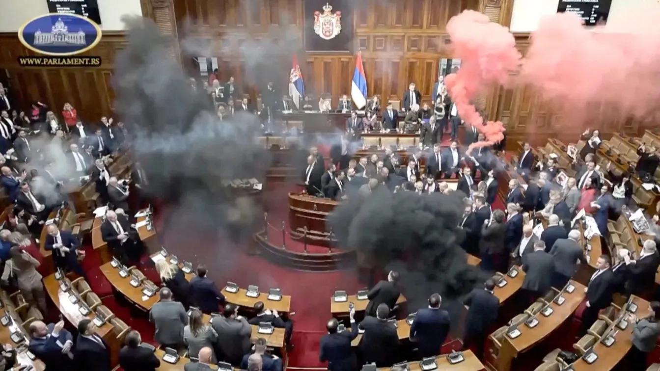 Димки, сълзотворен газ и масов бой в сръбския парламент (ВИДЕО)