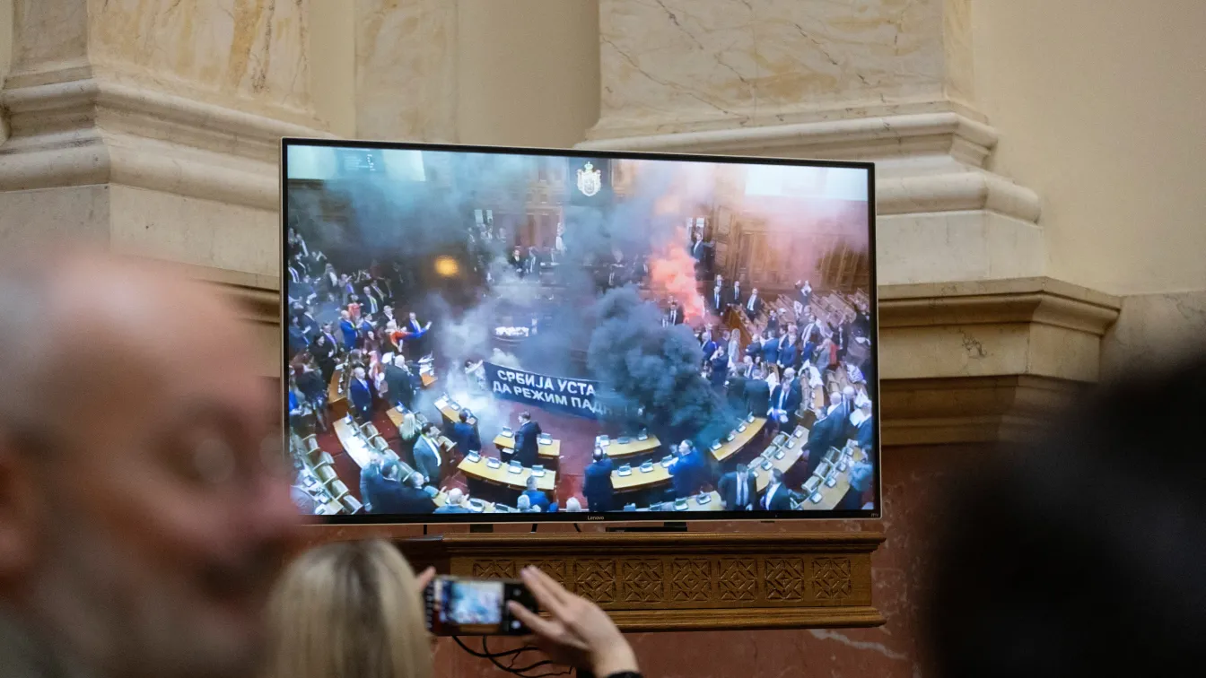 Боят в сръбския парламент: Две депутатки са с опасност за живота, едната е бременна 