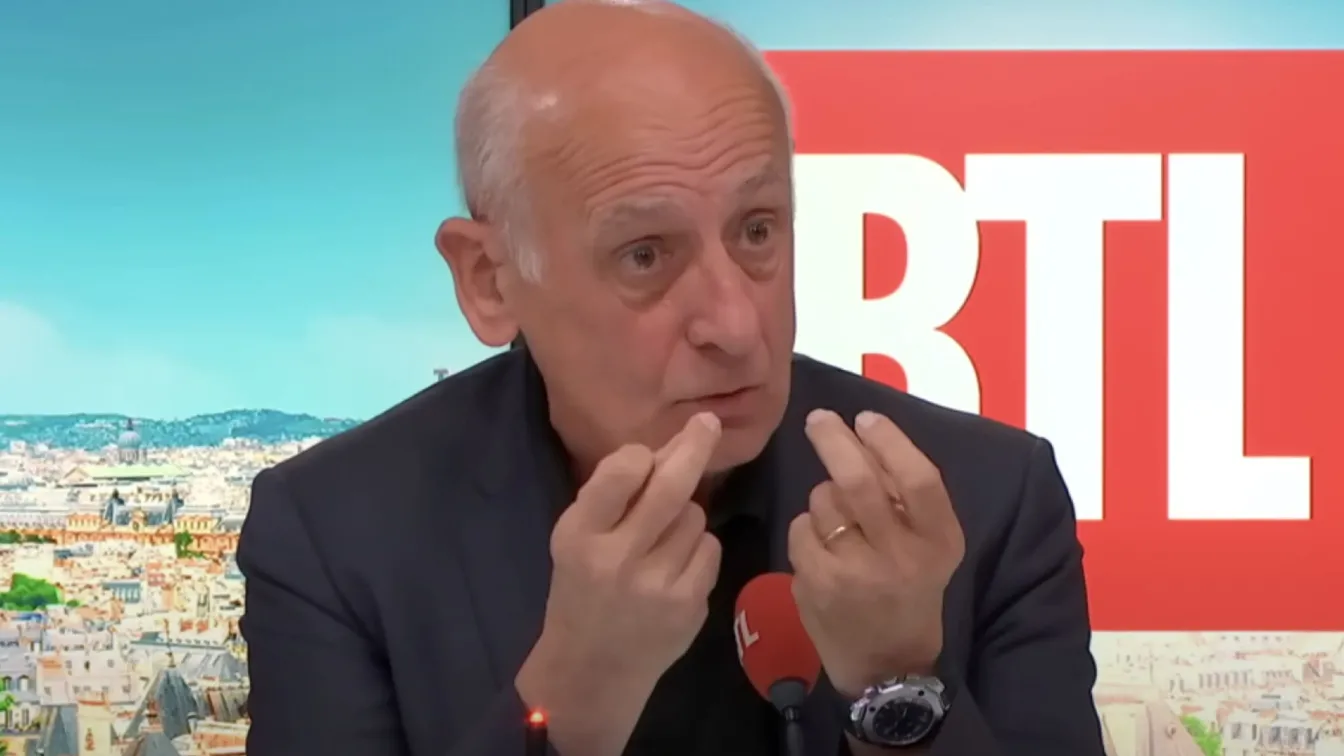 Журналист напусна, след като сравни френските действия в Алжир с нацисткото клане