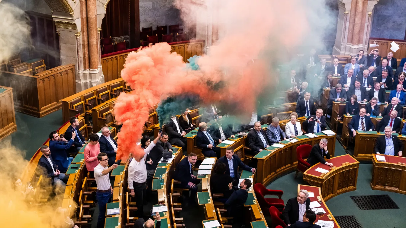 Димки в парламента: Унгария прие законопроект срещу прайда (СНИМКИ)