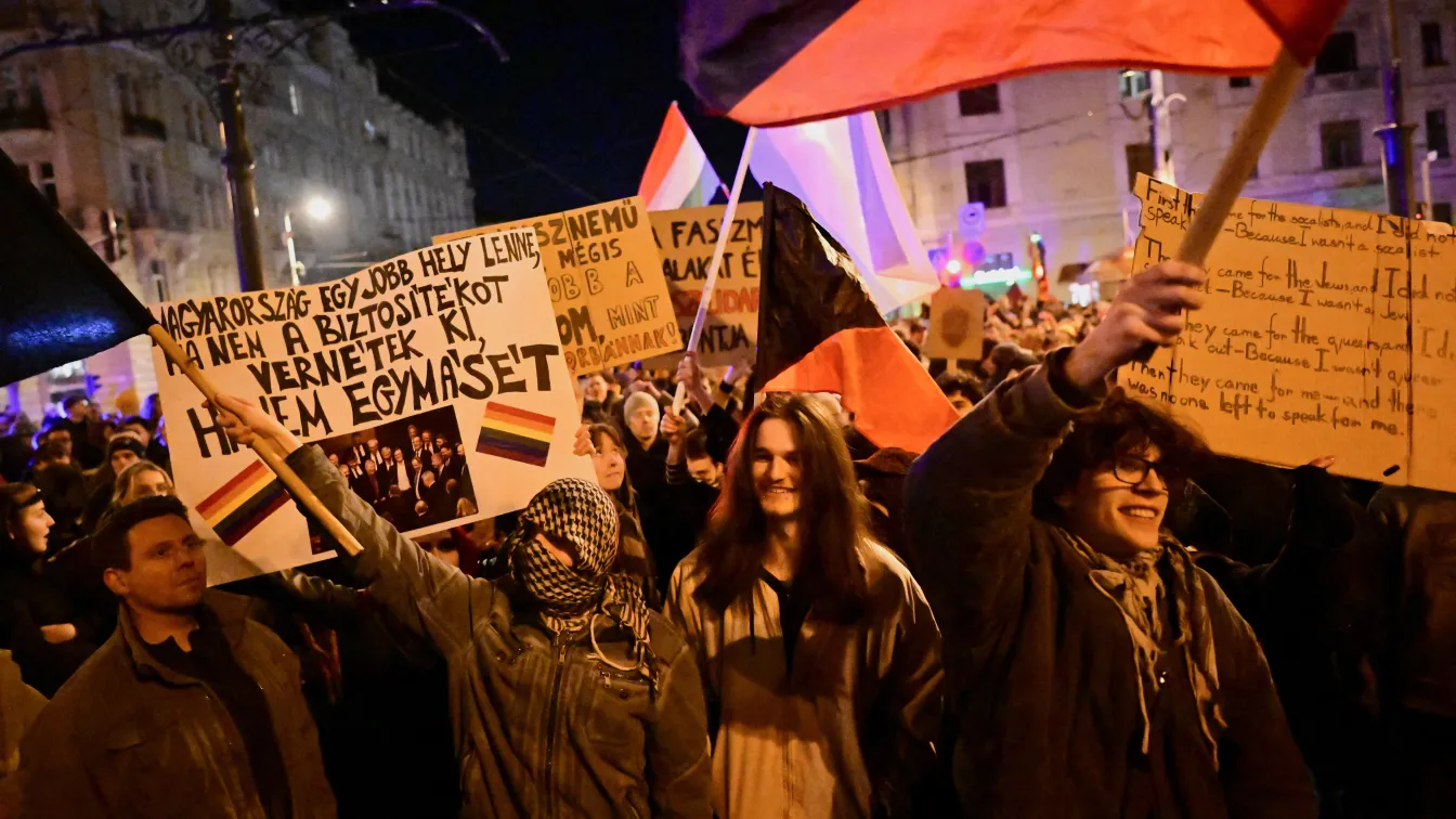 Унгария забрани гей парадите, последваха протести и блокади (СНИМКИ)