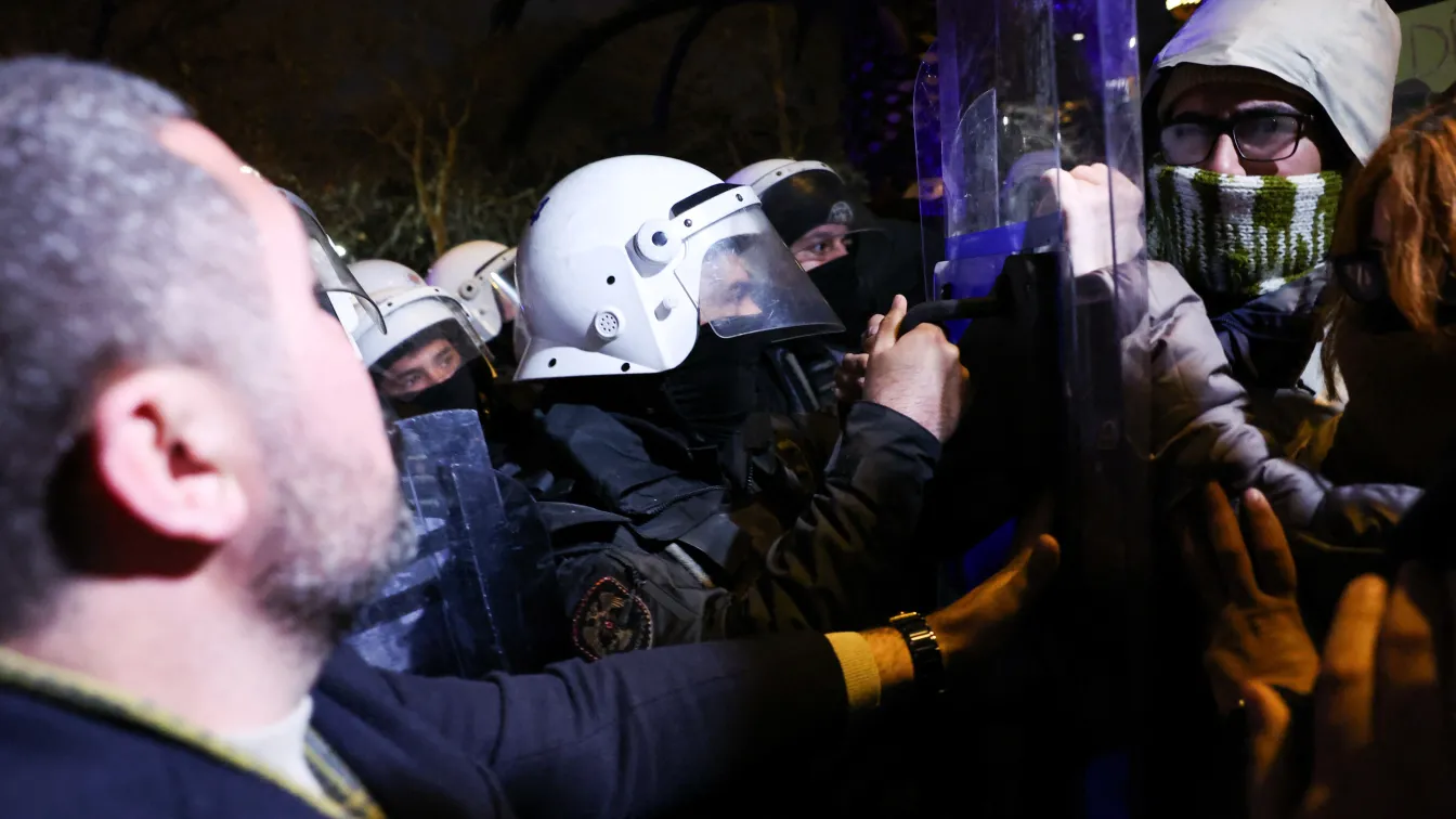 Брутално полицейско насилие срещу протестиращи в Истанбул