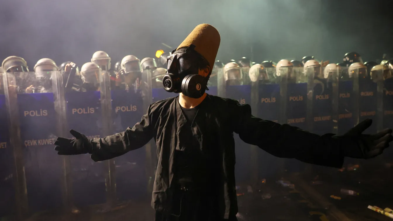 „Дервиш“ се изправя пред полицията, преди да бъде напръскан с лютив спрей в Истанбул (ВИДЕО И СНИМКИ)