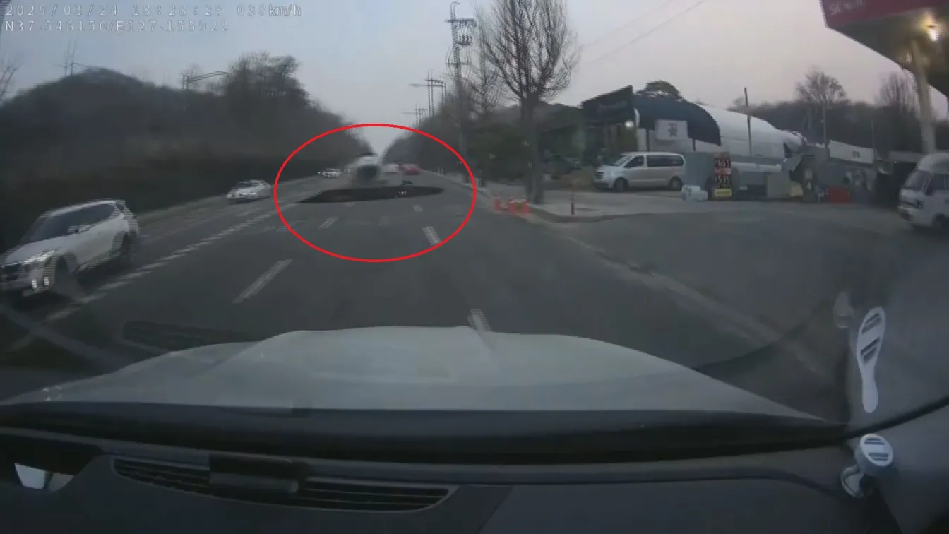 Мотоциклетист падна и загина в 20-метрова дупка на пътя (ВИДЕО)